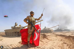 Τύμπανα πολέμου: Φωτογραφία με σκισμένη τουρκική σημαία δημοσίευσε ο Χαφτάρ