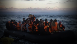 Μόνο ντροπή: Η Βρετανία θα στοιβάξει σε φορτηγίδα ανθρώπους που ζητούν άσυλο