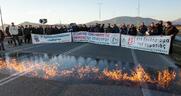 Διαμαρτυρία με κλείσιμο δρόμου και φωτιά στα τσίπουρα
