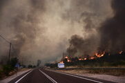 Τρίτη ημέρα «μάχης» με τις φλόγες-Μαίνονται οι φωτιές σε Μέγαρα, Λουτράκι, Ρόδο και Λακωνία