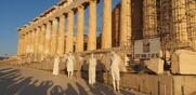 Ακρόπολη / Σάλος με τις κιτς χλαμύδες στον Παρθενώνα – Τι υποστηρίζει η Μενδώνη