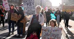 Σε κλοιό διαδηλώσεων όλη η Βρετανία για τη μεγαλύτερη απεργία της τελευταίας δεκαετίας