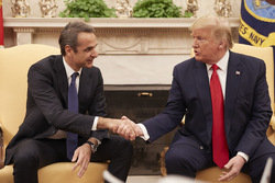 Η χώρα απειλείται από τους τυχοδιωκτισμούς της κυβέρνησης...