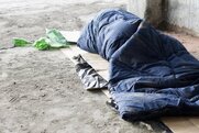 Νεοφιλελεύθερος “παράδεισος”: Στο δρόμο για δύο 24ωρα 90χρονη και ο εγγονός της για χρέος 1.200€
