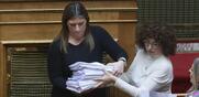 Ζωή Κωνσταντοπούλου / Έκανε άνω κάτω τη Βουλή – Η στοίβα από έγγραφα και η λεκτική επίθεση σε δημοσιογράφο