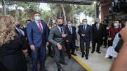 Γιατί χαίρεται η Covid και χαμογελά, πατέρα;