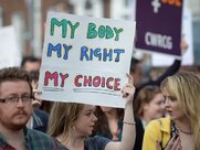 Μετά την κατακραυγή, η ΝΔ ψήφισε «ναι» στην άμβλωση ως ανθρώπινο δικαίωμα