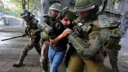 Αστυνομική κτηνωδία στη Χιλή - «ΜΑΤατζήδες» κακοποιούν σεξουαλικά διαδηλώτρια (video)