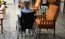 Σοκάρουν οι μαρτυρίες για το γηροκομείο: «Τους έβαζαν εντομοκτόνα για τις ψείρες, καιγόταν το κεφάλι και τους κούρευαν γουλί»