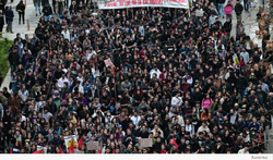 «Βούλιαξαν» την Αθήνα - Δεν φεύγουν από το Σύνταγμα