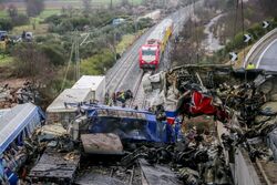 Έγκλημα Τέμπη: «Μπάζωσαν το σημείο, εξαφάνισαν βαγόνια» – Τι αναφέρει για τα χημικά το αποκαλυπτικό πόρισμα που κατατέθηκε