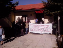 Συγκέντρωση διαμαρτυρίας στον προαύλιο χώρο του νοσοκομείου Καλαβρύτων