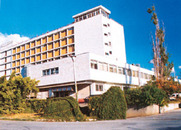 Η ανάπλαση του κεντρικού κτιρίου του Νοσοκομείου Αγ. Ανδρέας της Πάτρας, η οποία οδεύει προς τις ελληνικές καλένδες, μετά την απόφαση απένταξής του από το ΕΣΠΑ