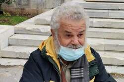 Χτύπησαν τον αντιστασιακό Νίκο Μανιό έξω από το Πολυτεχνείο (Video και Photos)
