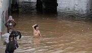 Ο κακός μας ο καιρός! Στην Ελλάδα του Μητσοτάκη του Πατούλη και του Στυλιανίδη, βουλιάζουν … λεωφορεία και πολίτες κολυμπάνε … στους δρόμους! (vid)