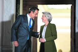 Η πίσω πόρτα του Μητσοτάκη