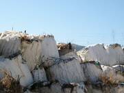 Να φύγουν οι «μπάλες» των σκουπιδιών τώρα!