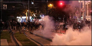 Ο φόβος άλλαξε στρατόπεδο - Πανικόβλητοι οι μπάτσοι του Α.Τ Νέας Σμύρνης προσπαθούν να προστατευτούν ρίχνοντας χημικά και κρότου - λάμψης (Βίντεο)