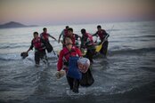 Θρίλερ στην Ιταλία: 128 πρόσφυγες και μετανάστες κινδυνεύουν με πνιγμό