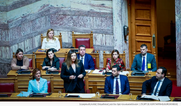 Κυβερνητικό «όχι» από το βήμα της Βουλής για τον όρο γυναικοκτονία