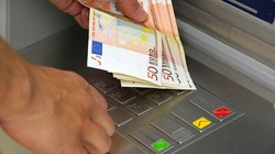 Φόρο στις αναλήψεις μετρητών ζητούν οι τραπεζίτες