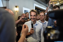 Γιατί χαίρεται και χαμογελάει ο Μητσοτάκης;