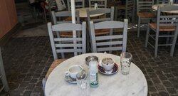 Καταγγελία ότι καφετέρια δεν αφήνει ηλικιωμένοι πελάτες να κάθονται