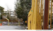 Το άστεγο σχολείο που λειτουργεί στις εγκαταστάσεις άλλων σχολείων αλλά και σε πλατείες και αποθήκες