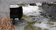 Περιβαλλοντικό έγκλημα Τζόνσον: δίνει άδεια για ρίψη επικίνδυνων λυμάτων σε ποτάμια και θάλασσες