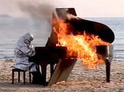 Ο καταξιωμένος Ιαπωνέζος πιανίστας της τζαζ Yosuke Yamashita, παίζει σε καιόμενο πιάνο σε παραλία
