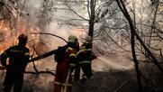 Συνεχίζουν να επιχειρούν δυνάμεις της Πυροσβεστικής σε Γορτυνία, Αρχαία Ολυμπία και Ανατολική Μάνη