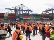 Απεργοί και ΜΑΤ στην COSCO