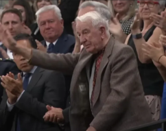 Καναδάς: Η Βουλή χειροκροτεί έναν συνεργάτη των Ναζί κι έπειτα το μετανιώνει