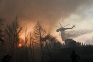 Φωτιά στη Βαρυμπόμπη: Δύο εθελοντές πυροσβέστες μεταφέρονται διασωληνωμένοι στην εντατική