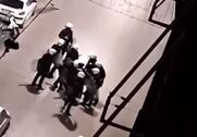 Δέκα εναντίον ενός, αστυνομικοί δέρνουν νεαρό στην Πάτρα, βίντεο