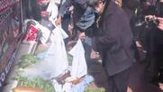 Καίνε τις ιατρικές μπλούζες – Διαμαρτυρία γιατρών έξω από το υπουργείο Υγείας