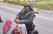 Ντροπή: Η αστυνομία πέταξε 82χρονο με αναπηρία έξω απ’το σπίτι του μες στο κρύο (Εικόνες/ Video)