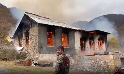 Ναγκόρνο-Καραμπάχ: Αρμένιοι πυρπολούν τα σπίτια τους για να μην πέσουν στα χέρια των Αζέρων (Videos)