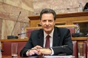 Εκτός τόπου & χρόνου ο Σκυλακάκης: Παρουσίασε άσχετη τροπολογία σε λάθος αίθουσα & ώρα (Video)
