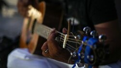 Θεσσαλονίκη: Τρία πρόστιμα σε μουσικό του δρόμου, γιατί η «εργασία» δεν θεωρήθηκε επαρκής