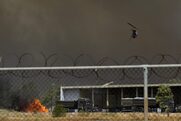 Διεθνής διασυρμός της χώρας: Το Associated Press απαθανάτισε τη φωτιά στο στρατόπεδο Καποτά (Photos)