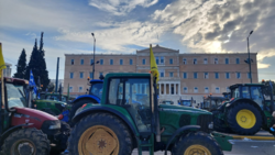 Έξω από τη Βουλή οι Έλληνες αγρότες στον απόηχο της επίσκεψης Μέτσολα