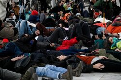 Συγκλονιστική διαμαρτυρία για τον θάνατο του 21χρονου σκιέρ: Ορειβάτες και χιονοδρόμοι ξάπλωσαν στο Σύνταγμα