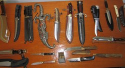 Συνελήφθη 44χρονος ημεδαπός για οπλοκατοχή στην Αχαΐα  Κατασχέθηκαν 18 μαχαίρια 