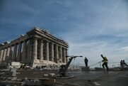 Νέο χειρότερο «τσιμέντωμα» της Ακρόπολης ετοιμάζει η Μενδώνη