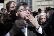 Μια «γροθιά» η Γαλλική Αριστερά με τον Μελανσόν για Πρωθυπουργό Ο Μελανσόν έχει δηλώσει πως θέλει να είναι πρωθυπουργός και να εμποδίσει την εφαρμογή του προγράμματος Μακρόν υπέρ της ελίτ.