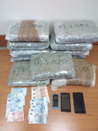 Εξαρθρώθηκε εγκληματική οργάνωση που μετέφερε και εισήγαγε από  την Αλβανία στην Ελλάδα ναρκωτικά  Συνελήφθησαν δύο ημεδαποί και ένας υπήκοος Αλβανίας Κατασχέθηκαν περισσότερα από 22 κιλά ακατέργαστης κάνναβης