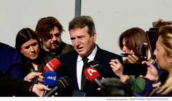 Κλαίει ο Χρυσοχοΐδης, τι άλλο θέλετε δηλαδή;