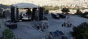 Κλούβες των ΜΑΤ … θα προστατεύουν τον Σάκη, τον Δήμαρχο και την σκηνή που έστησαν στον Λυκαβηττό από τους “μίζερους”! Γιατί άραγε, αφού ο Κώστας Μπακογιάννης είναι δημοφιλέστατος …