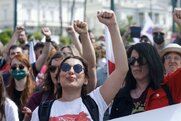 Σε απεργιακό ξεσηκωμό η χώρα την Τετάρτη: «Κανείς για δουλειά, όλοι στις συγκεντρώσεις»